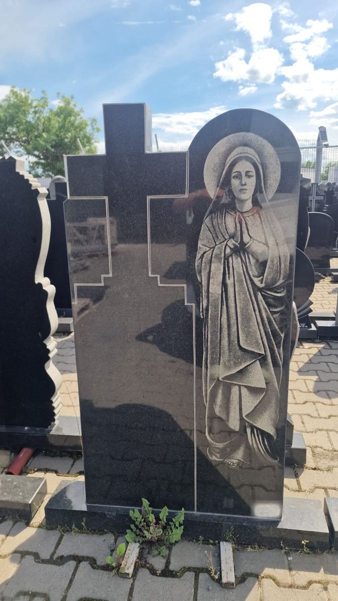 Monumente din curtea noastră — fotografia 4
